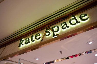 HONG KONG, ÇİN - 05 Aralık 2023 'te Kate Spade, Harbour City' deki bir mağaza girişinin üzerine imza attı. Liman şehri Tsim Sha Tsui, Kowloon 'da bir alışveriş merkezidir..
