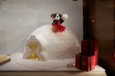 HONG KONG, ÇİN - 05 Aralık 2023: Harbour City 'deki Qeelin mağazasında sergilenen dekorasyonların yakın çekimi. Liman şehri Tsim Sha Tsui, Kowloon 'da bir alışveriş merkezidir..