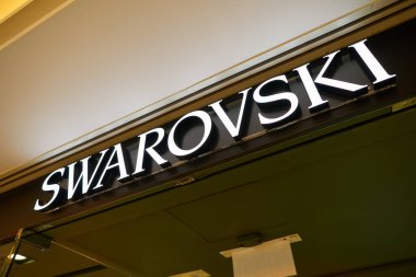 HONG KONG, ÇİN - 05 Aralık 2023 Swarovski, Harbour City 'deki bir mağaza girişine imza attı. Liman şehri Tsim Sha Tsui, Kowloon 'da bir alışveriş merkezidir..