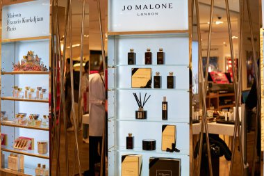 HONG KONG, ÇİN - 05 Aralık 2023: Jo Malone ürünleri Harbour City 'de bir mağazada sergilendi. Liman şehri Tsim Sha Tsui, Kowloon 'da bir alışveriş merkezidir..