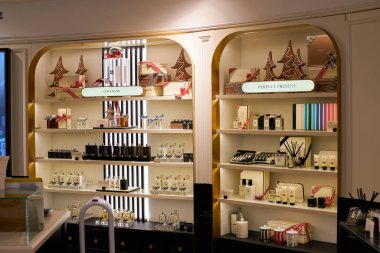 HONG KONG, ÇİN - 05 Aralık 2023: Jo Malone ürünleri Harbour City 'de bir mağazada sergilendi. Liman şehri Tsim Sha Tsui, Kowloon 'da bir alışveriş merkezidir..