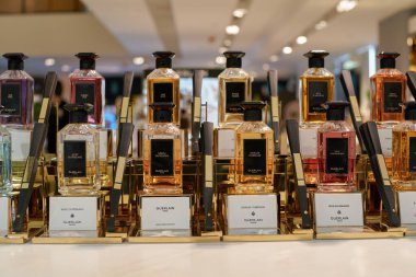 HONG KONG, ÇİN - 05 Aralık 2023: Guerlain ürünleri Harbour City 'de sergileniyor. Liman şehri Tsim Sha Tsui, Kowloon 'da bir alışveriş merkezidir..