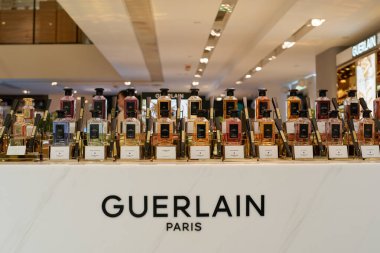 HONG KONG, ÇİN - 05 Aralık 2023: Guerlain ürünleri Harbour City 'de sergileniyor. Liman şehri Tsim Sha Tsui, Kowloon 'da bir alışveriş merkezidir..