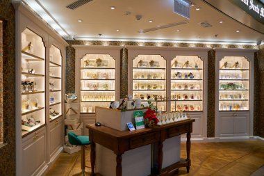 HONG KONG, ÇİN - 05 Aralık 2023 Harbour City 'deki Resmi Profumo-Farmaceutica di Santa Maria Novella mağazası. Liman şehri Tsim Sha Tsui, Kowloon 'da bir alışveriş merkezidir..