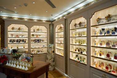 HONG KONG, ÇİN - 05 Aralık 2023: Harbour City 'deki Santa Maria Novella mağazasında sergilenen ürünler. Liman şehri Tsim Sha Tsui, Kowloon 'da bir alışveriş merkezidir..