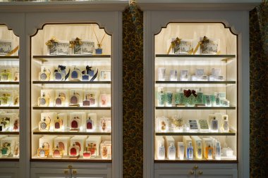 HONG KONG, ÇİN - 05 Aralık 2023: Harbour City 'deki Santa Maria Novella mağazasında sergilenen ürünler. Liman şehri Tsim Sha Tsui, Kowloon 'da bir alışveriş merkezidir..