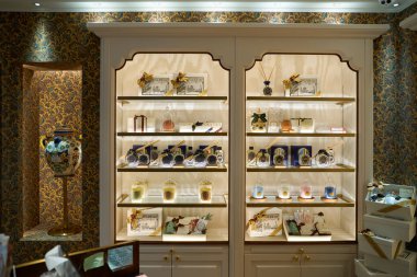 HONG KONG, ÇİN - 05 Aralık 2023: Harbour City 'deki Santa Maria Novella mağazasında sergilenen ürünler. Liman şehri Tsim Sha Tsui, Kowloon 'da bir alışveriş merkezidir..