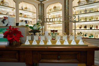 HONG KONG, ÇİN - 05 Aralık 2023: Harbour City 'deki Santa Maria Novella mağazasında sergilenen ürünler. Liman şehri Tsim Sha Tsui, Kowloon 'da bir alışveriş merkezidir..