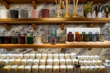 HONG KONG, ÇİN - 05 Aralık 2023: Harbour City 'deki Diptyque mağazasında mumlar sergileniyor. Liman şehri Tsim Sha Tsui, Kowloon 'da bir alışveriş merkezidir..