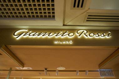 HONG KONG, ÇİN - 05 Aralık 2023 Gianvito Rossi, Harbour City 'deki bir mağaza girişini imzaladı. Liman şehri Tsim Sha Tsui, Kowloon 'da bir alışveriş merkezidir..