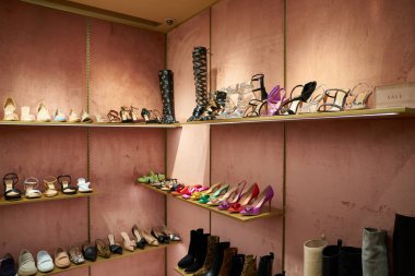 HONG KONG, ÇİN - 05 Aralık 2023: Gianvito Rossi 'nin Harbour City' deki mağazasının içi. Liman şehri Tsim Sha Tsui, Kowloon 'da bir alışveriş merkezidir..