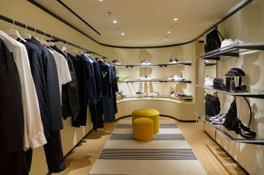 HONG KONG, ÇİN - 05 Aralık 2023: Harbour City 'deki Valentino mağazasının içi. Liman şehri Tsim Sha Tsui, Kowloon 'da bir alışveriş merkezidir..