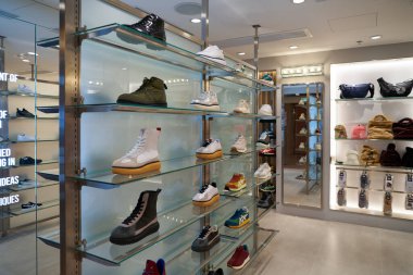 HONG KONG, ÇİN - 05 Aralık 2023: Harbour City 'deki Onitsuka Tiger mağazasında çeşitli ayakkabılar sergilendi. Liman şehri Tsim Sha Tsui, Kowloon 'da bir alışveriş merkezidir..