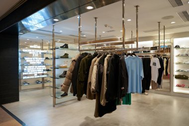 HONG KONG, ÇİN - 05 Aralık 2023 Liman Kentinde Onitsuka Tiger mağazası. Liman şehri Tsim Sha Tsui, Kowloon 'da bir alışveriş merkezidir..