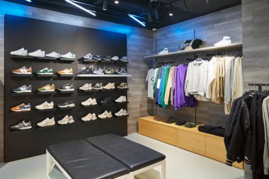 HONG KONG, ÇİN - 05 Aralık 2023: Harbour City 'deki New Balance mağazasının içi. Liman şehri Tsim Sha Tsui, Kowloon 'da bir alışveriş merkezidir..