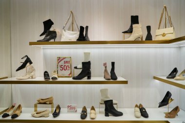 HONG KONG, ÇİN - 05 Aralık 2023: Harbour City 'deki Staccato mağazasının içi. Liman şehri Tsim Sha Tsui, Kowloon 'da bir alışveriş merkezidir..