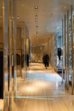 HONG KONG, ÇİN - 05 Aralık 2023: Harbour City 'deki Giorgio Armani mağazasında çeşitli giysi ve ayakkabılar sergilendi. Liman şehri Tsim Sha Tsui, Kowloon 'da bir alışveriş merkezidir..