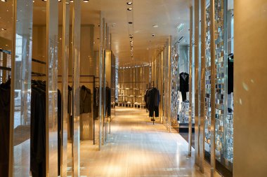 HONG KONG, ÇİN - 05 Aralık 2023: Harbour City 'deki Giorgio Armani mağazasında çeşitli giysi ve ayakkabılar sergilendi. Liman şehri Tsim Sha Tsui, Kowloon 'da bir alışveriş merkezidir..