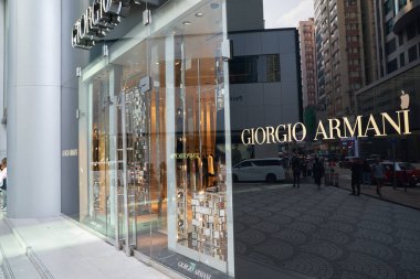 HONG KONG, ÇİN - 05 Aralık 2023: Harbour City Giorgio Armani mağazasının girişi. Liman şehri Tsim Sha Tsui, Kowloon 'da bir alışveriş merkezidir..