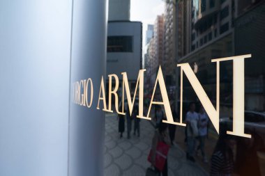 HONG KONG, ÇİN - 05 Aralık 2023: Harbour City 'deki bir mağazada Giorgio Armani tabelasının yakın çekimi. Liman şehri Tsim Sha Tsui, Kowloon 'da bir alışveriş merkezidir..