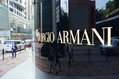 HONG KONG, ÇİN - 05 Aralık 2023: Harbour City 'deki bir mağazada Giorgio Armani tabelasının yakın çekimi. Liman şehri Tsim Sha Tsui, Kowloon 'da bir alışveriş merkezidir..