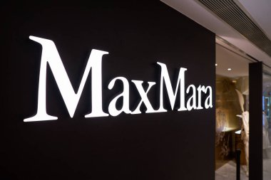 HONG KONG, ÇİN - 05 Aralık 2023: Harbour City 'deki bir mağazada Max Mara tabelasının yakın çekimi. Liman şehri Tsim Sha Tsui, Kowloon 'da bir alışveriş merkezidir..