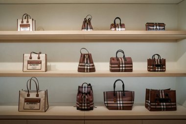HONG KONG, ÇİN - 05 Aralık 2023: Harbour City 'deki Burberry mağazasında çeşitli çantalar sergileniyor. Liman şehri Tsim Sha Tsui, Kowloon 'da bir alışveriş merkezidir..