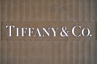 HONG KONG, ÇİN - 05 Aralık 2023: Harbour City 'de görüldüğü gibi Tiffany and Co tabelasının yakın çekimi. Liman şehri Tsim Sha Tsui, Kowloon 'da bir alışveriş merkezidir..