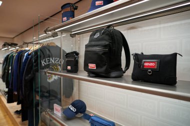 HONG KONG, ÇİN - 05 Aralık 2023: Harbour City 'deki Kenzo mağazasının içi. Liman şehri Tsim Sha Tsui, Kowloon 'da bir alışveriş merkezidir..