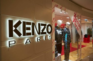 HONG KONG, ÇİN - 05 Aralık 2023 Harbour City 'deki Kenzo mağazası. Liman şehri Tsim Sha Tsui, Kowloon 'da bir alışveriş merkezidir..