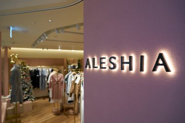 HONG KONG, ÇİN - 05 Aralık 2023: liman şehrindeki Aleshia mağazası. Liman şehri Tsim Sha Tsui, Kowloon 'da bir alışveriş merkezidir..