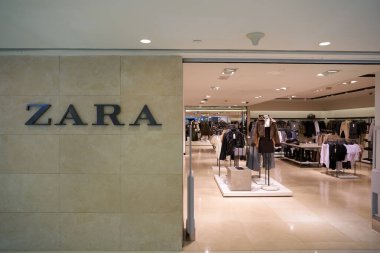 HONG KONG, ÇİN - 05 Aralık 2023: Zara Limanı 'ndaki mağaza. Liman şehri Tsim Sha Tsui, Kowloon 'da bir alışveriş merkezidir..