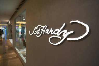 HONG KONG, ÇİN - 05 Aralık 2023: Harbour City 'deki bir mağazada görülen Ed Hardy tabelasının yakın çekimi. Liman şehri Tsim Sha Tsui, Kowloon 'da bir alışveriş merkezidir..