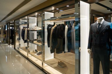 HONG KONG, ÇİN - 05 Aralık 2023: Harbour City 'deki Dunhill mağazasında çeşitli giyim ve ayakkabı sergilenmektedir. Liman şehri Tsim Sha Tsui, Kowloon 'da bir alışveriş merkezidir..