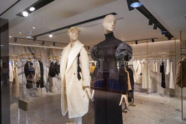 HONG KONG, ÇİN - 05 Aralık 2023: Harbour City 'deki Max Mara mağazasında giysili mankenler sergileniyor. Liman şehri Tsim Sha Tsui, Kowloon 'da bir alışveriş merkezidir..