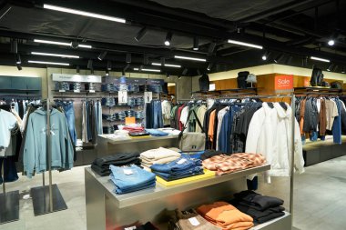 HONG KONG, ÇİN - 05 Aralık 2023: Calvin Klein 'ın Harbour City' deki mağazasının içi. Liman şehri Tsim Sha Tsui, Kowloon 'da bir alışveriş merkezidir..