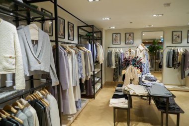 HONG KONG, ÇİN - 05 Aralık 2023: Harbour City 'deki Club Monaco mağazasının içi. Liman şehri Tsim Sha Tsui, Kowloon 'da bir alışveriş merkezidir..