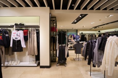 HONG KONG, ÇİN - 05 Aralık 2023: Harbour City 'deki Zara mağazasının içi. Liman şehri Tsim Sha Tsui, Kowloon 'da bir alışveriş merkezidir..