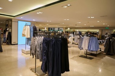 HONG KONG, ÇİN - 05 Aralık 2023: Harbour City 'deki Zara mağazasının içi. Liman şehri Tsim Sha Tsui, Kowloon 'da bir alışveriş merkezidir..