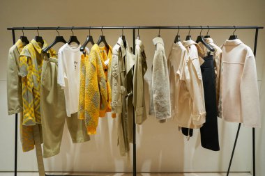 HONG KONG, ÇİN - 05 Aralık 2023: Harbour City 'deki Burberry mağazasının içi. Liman şehri Tsim Sha Tsui, Kowloon 'da bir alışveriş merkezidir..