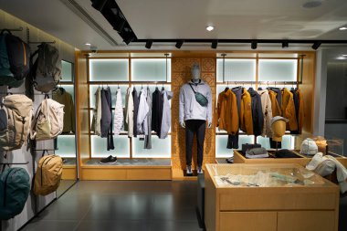 HONG KONG, ÇİN - 05 Aralık 2023: Harbour City 'deki Arc' teryx mağazasının içi. Liman şehri Tsim Sha Tsui, Kowloon 'da bir alışveriş merkezidir..