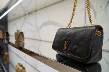 HONG KONG, ÇİN - 05 Aralık 2023: Harbour City 'deki Saint Laurent mağazasında sergilenen bir çantanın yakın çekimi. Liman şehri Tsim Sha Tsui, Kowloon 'da bir alışveriş merkezidir..