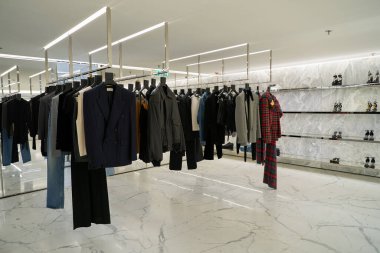 HONG KONG, ÇİN - 05 Aralık 2023: Harbour City 'deki Saint Laurent mağazasının içi. Liman şehri Tsim Sha Tsui, Kowloon 'da bir alışveriş merkezidir..