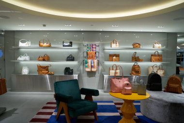 HONG KONG, ÇİN - 05 Aralık 2023: Harbour City 'deki MCM mağazasının içi. Liman şehri Tsim Sha Tsui, Kowloon 'da bir alışveriş merkezidir..