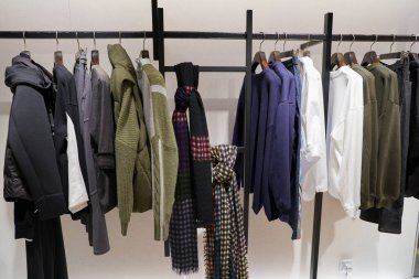 HONG KONG, ÇİN - 05 Aralık 2023: Harbour City 'deki Atsuro Tayama mağazasında giysi sergilendi. Liman şehri Tsim Sha Tsui, Kowloon 'da bir alışveriş merkezidir..