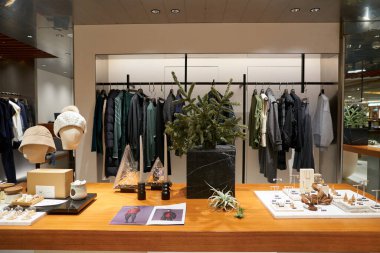 HONG KONG, ÇİN - 05 Aralık 2023: Harbour City 'deki Atsuro Tayama mağazasının içi. Liman şehri Tsim Sha Tsui, Kowloon 'da bir alışveriş merkezidir..