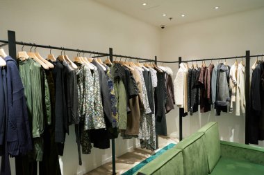 HONG KONG, ÇİN - 05 Aralık 2023: Harbour City 'deki Zadig ve Voltaire mağazasının içi. Liman şehri Tsim Sha Tsui, Kowloon 'da bir alışveriş merkezidir..