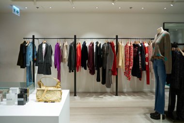 HONG KONG, ÇİN - 05 Aralık 2023: Harbour City 'deki Zadig ve Voltaire mağazasının içi. Liman şehri Tsim Sha Tsui, Kowloon 'da bir alışveriş merkezidir..