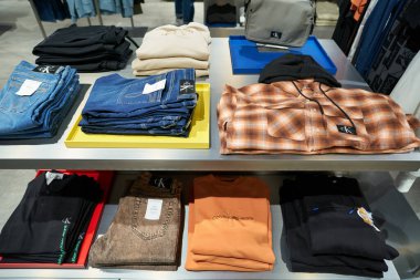 HONG KONG, ÇİN - 05 Aralık 2023: Harbour City 'deki Calvin Klein mağazasında çeşitli giysiler sergilendi. Liman şehri Tsim Sha Tsui, Kowloon 'da bir alışveriş merkezidir..