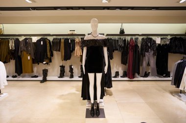 HONG KONG, ÇİN - 05 Aralık 2023: Harbour City 'deki Zara mağazasında giysili manken sergileniyor. Liman şehri Tsim Sha Tsui, Kowloon 'da bir alışveriş merkezidir..